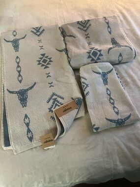 Wrangler Southwestern Print Bath Towels - Cream & Blue